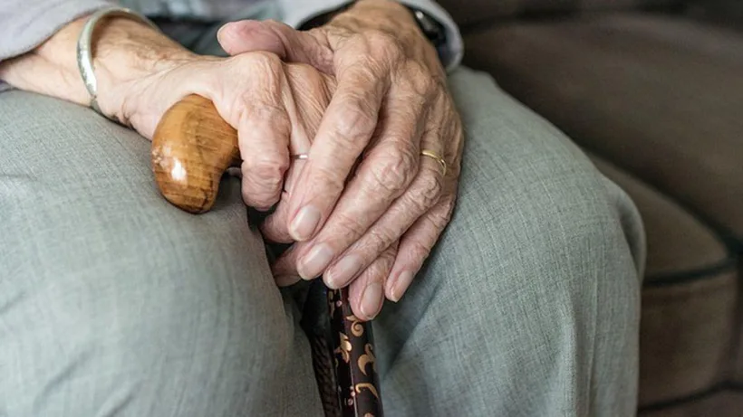 Ministerul Muncii anunță că va crește valoarea indemnizației de însoțitor pentru pensionarii încadrați în gradul I de invaliditate