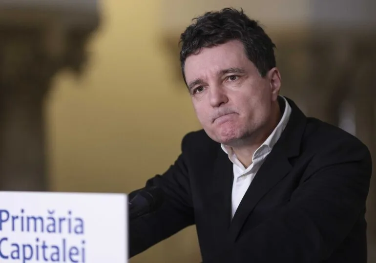 Nicușor Dan și-a depus dosarul de candidatură și lista de semnături La BEC