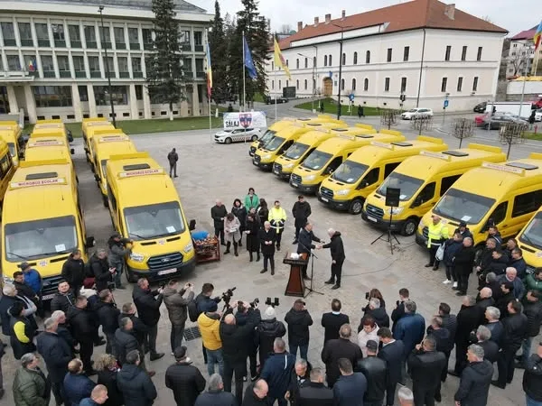 CJ Sălaj a predat către primării cele 51 de microbuze școlare electrice