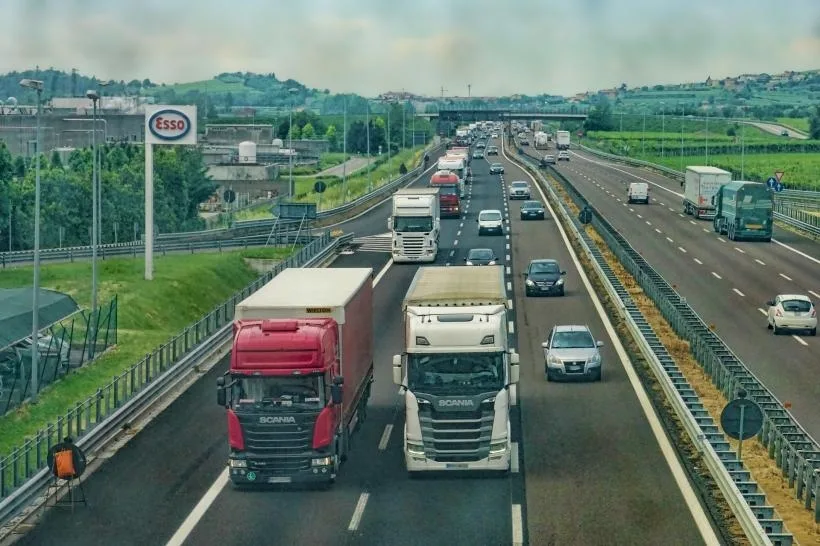 Restricții de circulație pentru camioane în șase județe din cauza caniculei