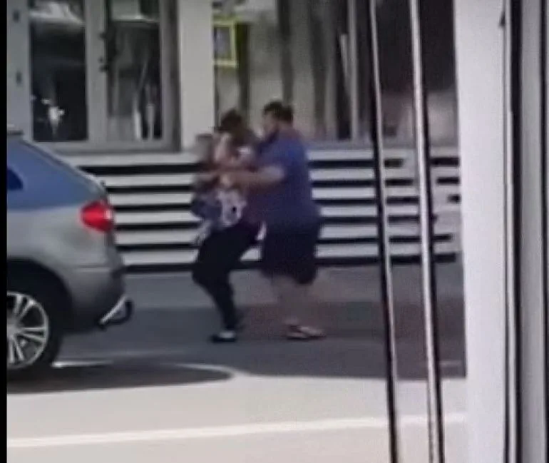 VIDEO Un preot a fost filmat în timp ce își agresează soția. Femeia are copilul în brațe