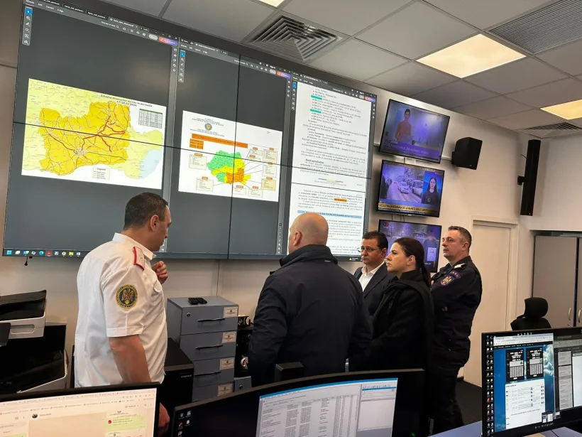 Premierul Bolojan, la Centrul MAI: Intervenții rapide pentru a limita efectele codurilor meteorologice