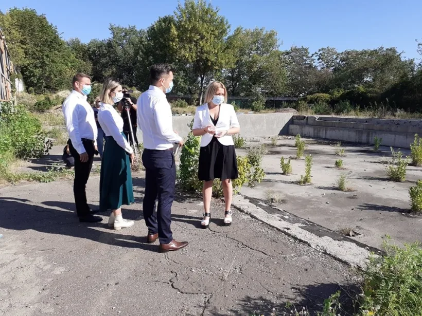 Un ministru liberal, în campanie electorală la Galați. A venit să constate că ministerul pe care îl conduce nu are bani pentru refacerea unei baze sportive