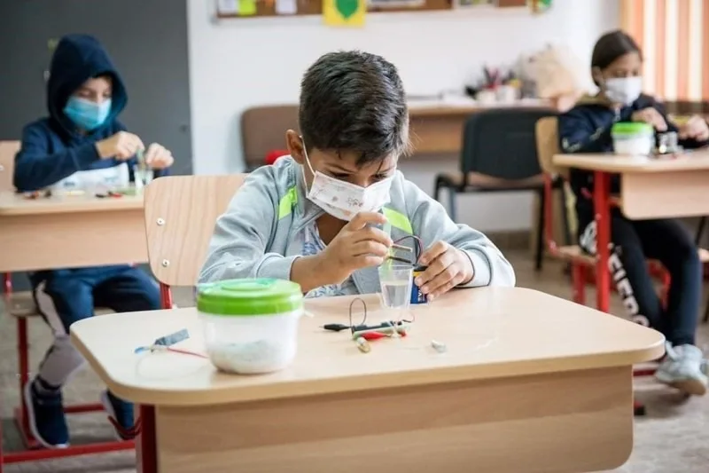 Organizația Salvați Copiii România:Trebuie respectată distanța fizică de minim 1,5 m între elevi, nu cea propusă în normele Ministerului Sănătății