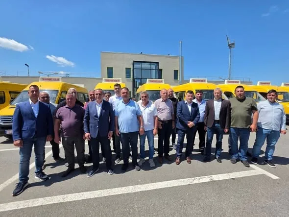 Consiliul Județean Olt a predat încă 15 microbuze electrice destinate transportului școlar