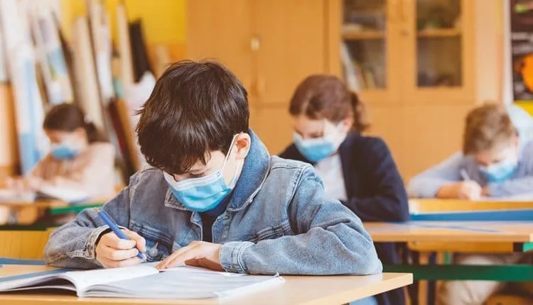 Școala se închide la trei cazuri de infecţie în clase diferite. Anunțul ministrului Tătaru