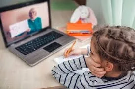 100.000 de elevi încep școala online