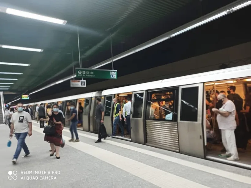 Circulaţia trenurilor de metrou blocată, după ce unui călător i s-a făcut rău