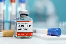 Tinerii sănătoşi ar putea să nu fie vaccinaţi pentru noul coronavirus înainte de anul 2022