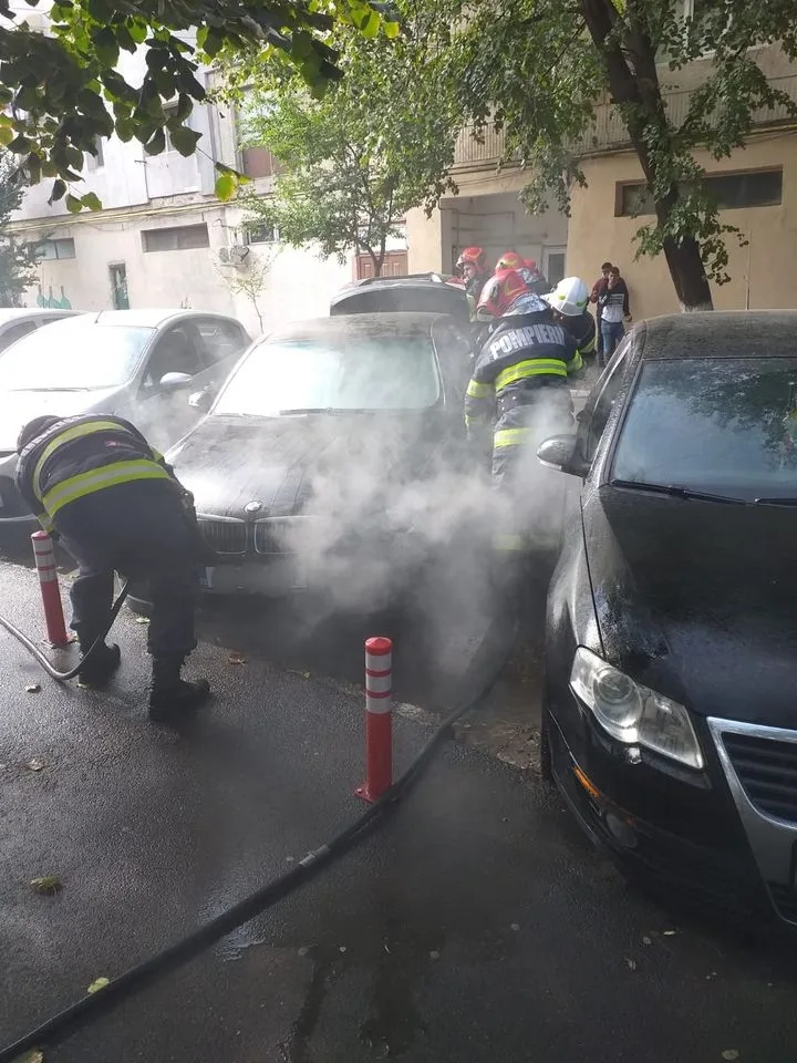 Autoturism cuprins de flăcări pe o șosea de centură. Șoferul s-a autoevacuat
