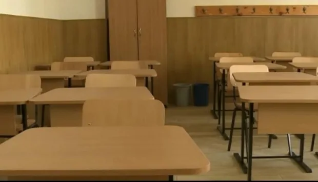 Comitetului Național pentru Situații de Urgență:Școlile rămân închise. Sunt permise cursuri sau workshop-uri la interior cu maximum 25 de persoane