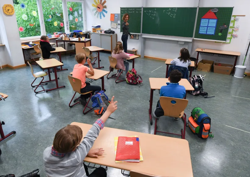 OMS pledează pentru menţinerea deschisă a şcolilor