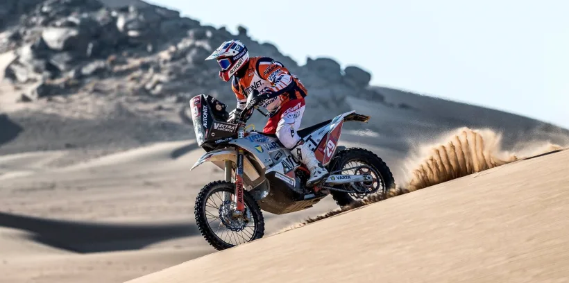 Românul Emanuel Gyenes avansează la Raliul Dakar