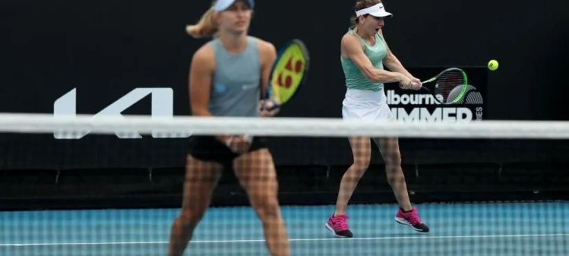 Simona Halep avansează şi la dublu la Melbourne