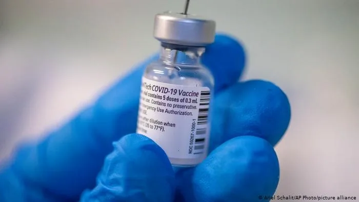 196.560 de doze de vaccin Pfizer BioNTech ajung sâmbătă în România