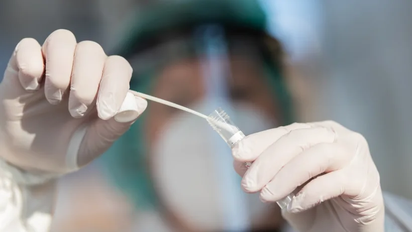 Ministerul Educației: Un total de 600 de elevi și 472 de angajați ai școlilor, confirmați cu noul coronavirus