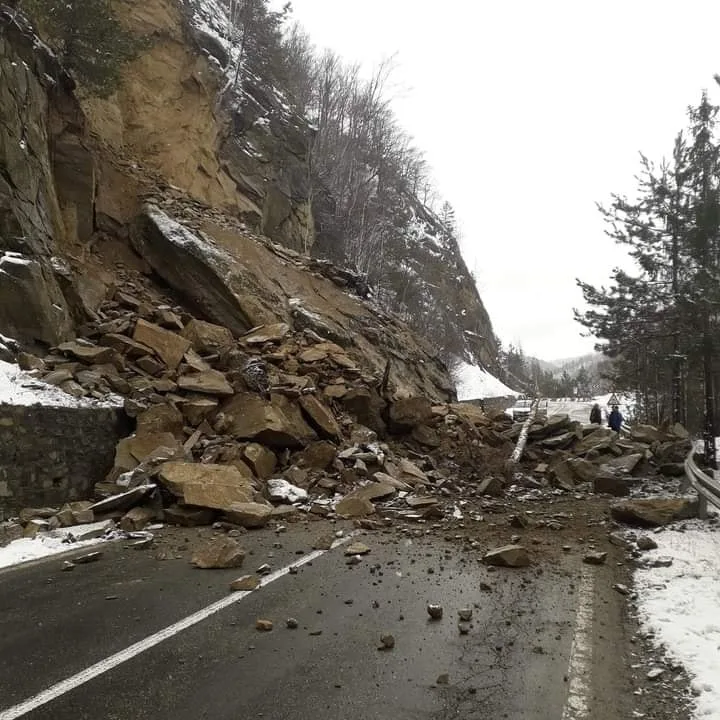 Circulație blocată pe DN10, în zona Siriu, din cauza căderilor de pietre de pe versant