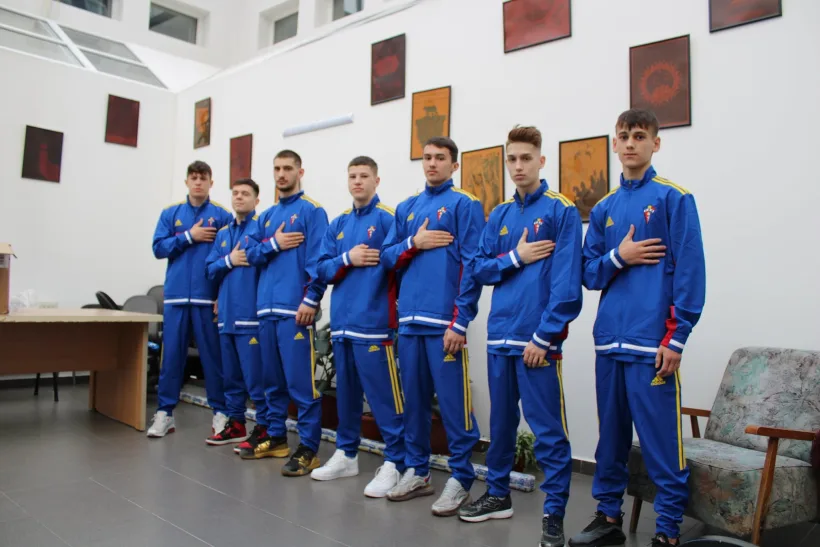 Doi boxeri români avansează în optimi la Mondiale