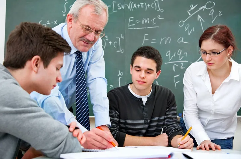 Elevii vor să își evalueze oficial profesorii