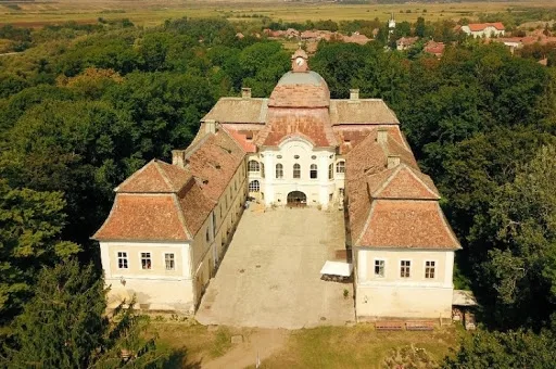 De ce să distrugi un castel chir dacă a fost Teleki?
