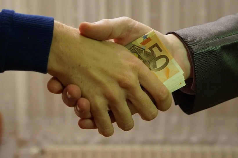 Mită, mită, oare de ce nu le ajung salariile?