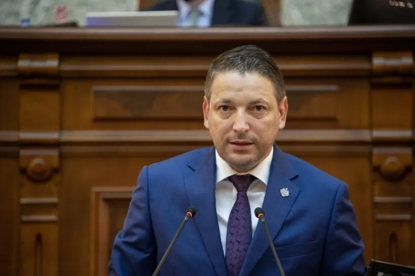 Senatorul Marius Humelnicu: „Guvernul Austerităţii” taie din nou de pe lista priorităţilor majorarea alocaţiile copiilor!