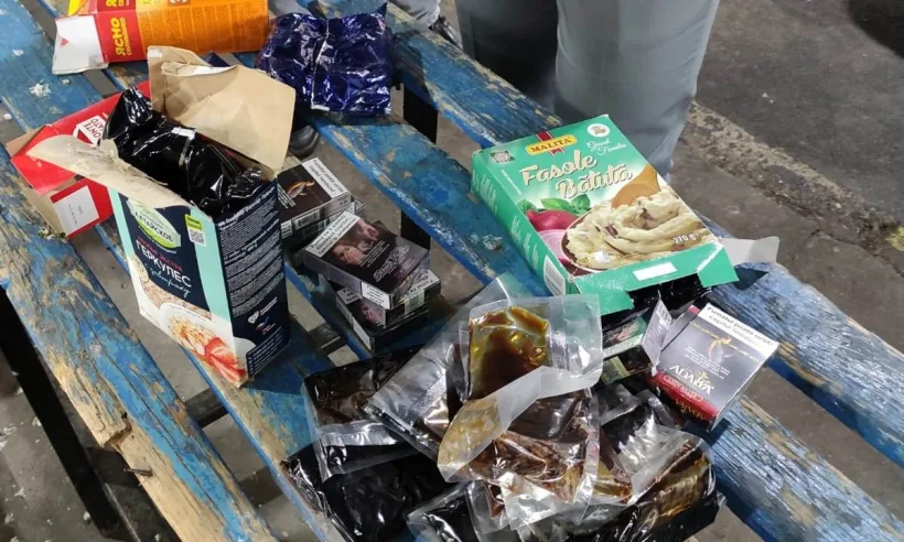 Nouă kilograme de tutun ascunse în cutii pentru alimente, descoperite de polițiștii de frontieră
