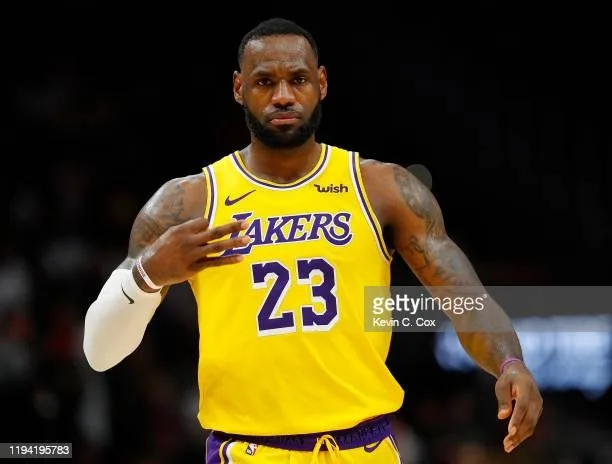 LeBron James joacă cu Bugs Bunny