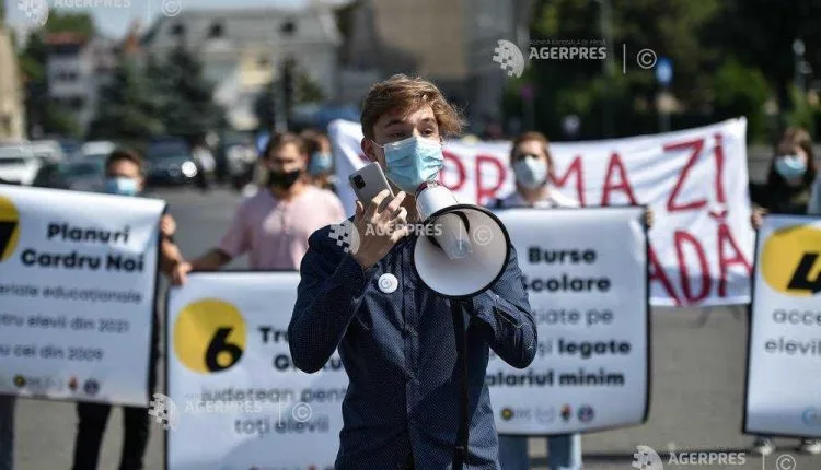 "Vă bateţi joc de educaţie! … Aţi îngropat-o!”