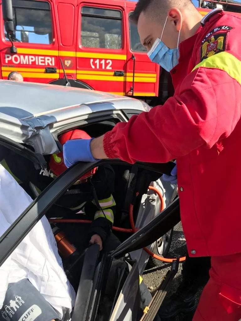 Cinci răniți la Galați, după ce un taxi lovit de o altă mașină s-a răsturnat