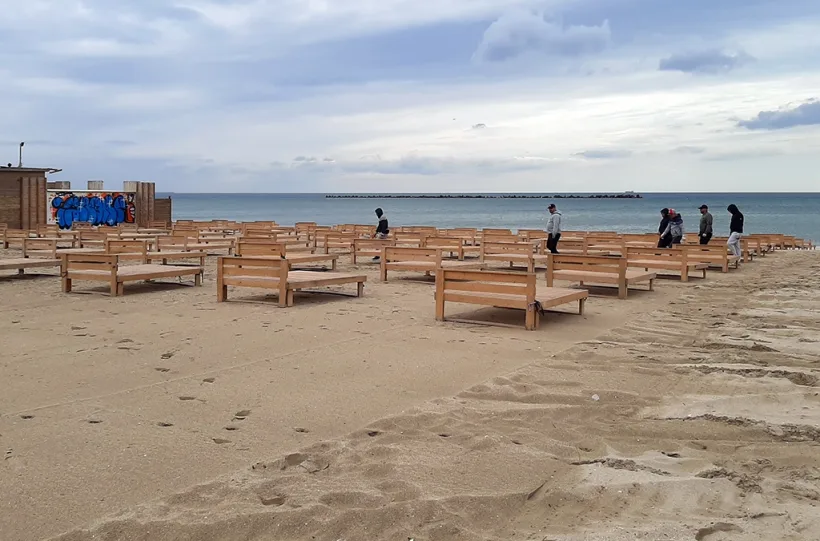 Patronii din Mamaia își pregătesc deja terasele, deși acestea nu pot fi deschise mai devreme de 1 iunie