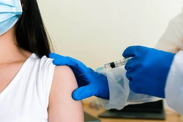 Coronavirusul prin vecini: Ucraina va impune vaccinarea obligatorie a medicilor şi a angajaţilor municipali