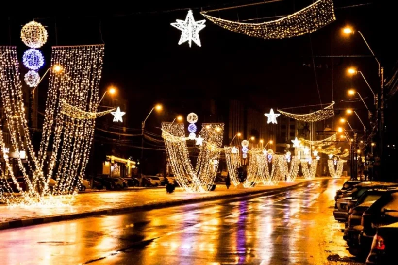 Galațiul aprinde luni luminile festive