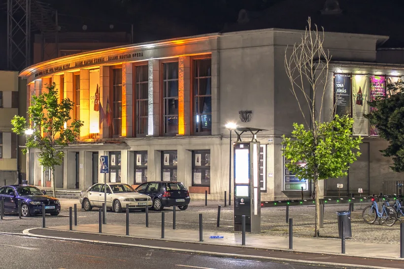 Deşi teatrele nu au bani, uite că hoţii au găsit!