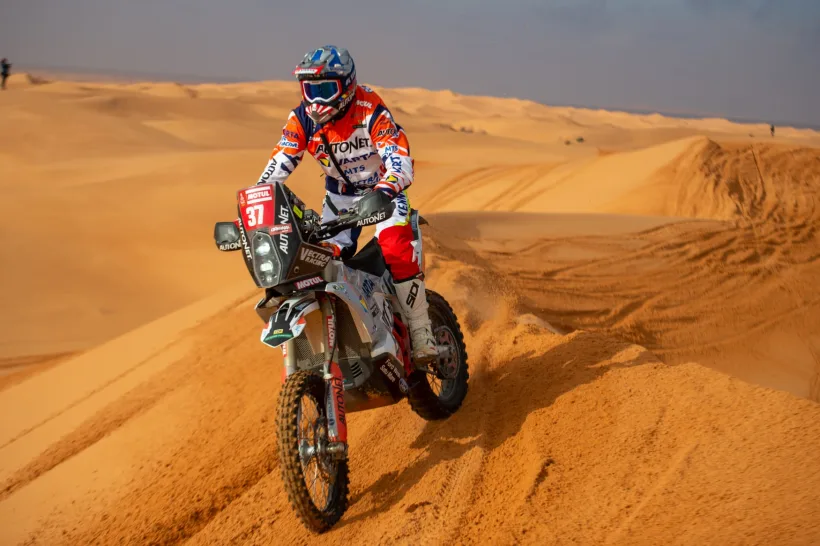 Românul Emanuel Gyenes se menţine pe locul 40 în Raliul Dakar