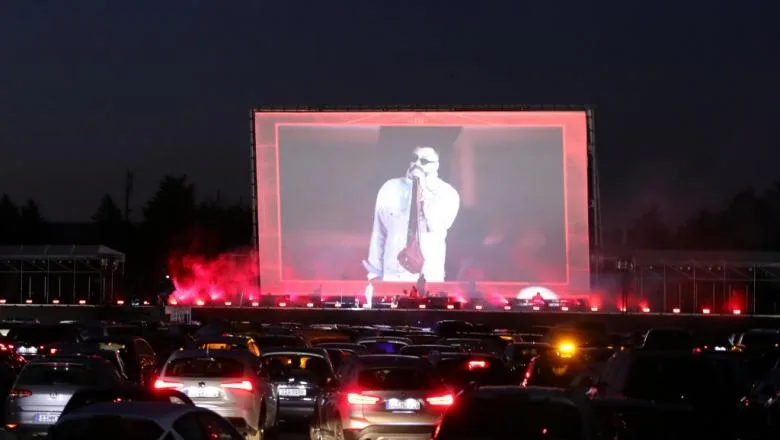 Spectacolele drive-in, motiv de dispută publică