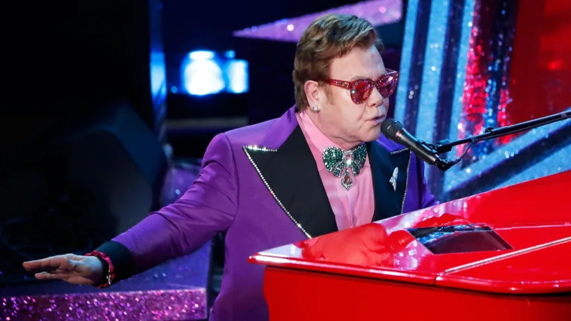 Elton John îşi ia în felul lui la revedere de la noi, să sperăm că nu încă!