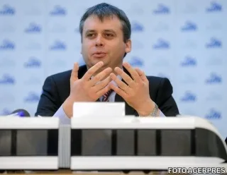 Oare ce salariu are domnul ăsta Crit, de dă în judecată muncitorii?