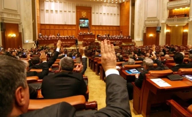 Modificări aduse de PSD: Guvernul, obligat să ofere gratuit măști de protecție persoanelor defavorizate, iar Ministerul Sănătății nu va putea demite șefii spitalelor aflate în subordinea autorităților locale