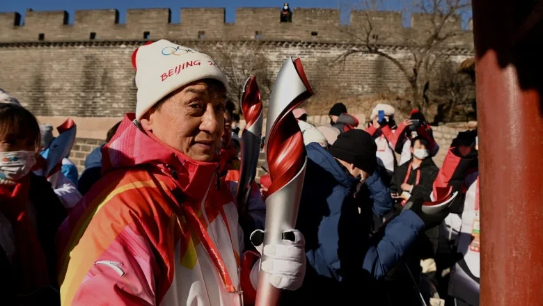Actorul Jackie Chan a purtat flacăra olimpică la Beijing