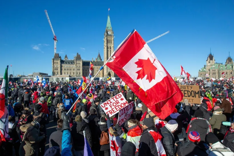 Canada ”fierbe” împotriva restricțiilor sanitare