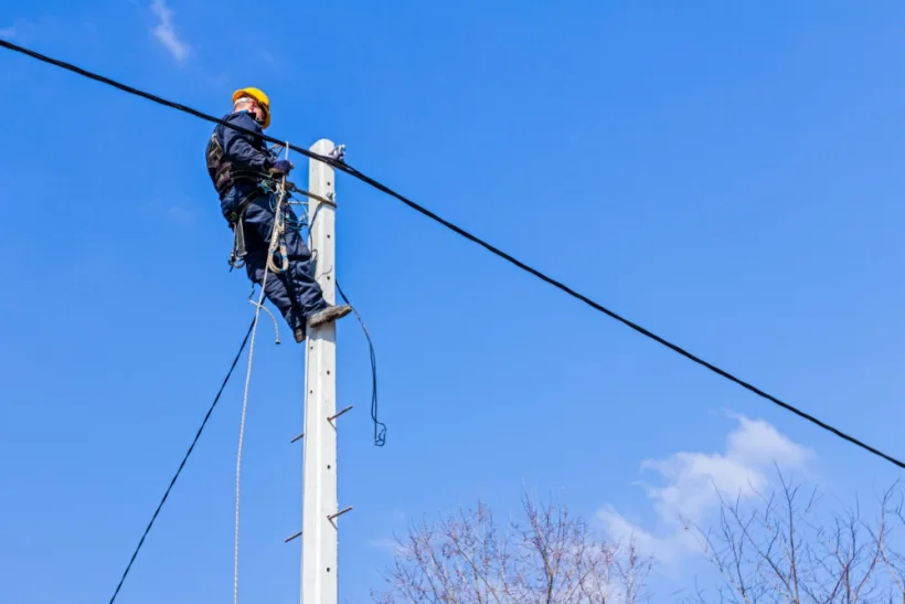 Vântul puternic a lăsat fără curent electric câteva sute de consumatori din județul Galați