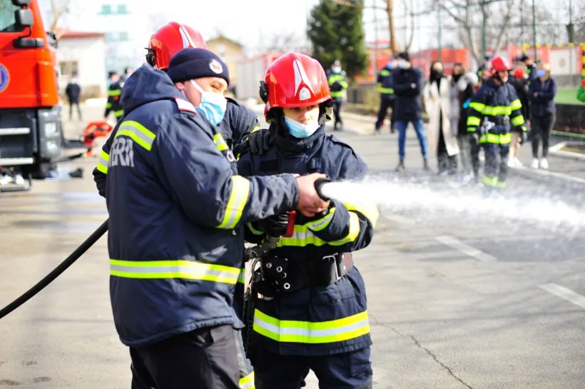 Voluntari gălățeni, școliți de pompieri și paramedici SMURD