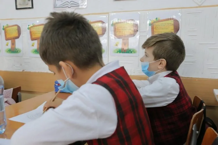830.000 de teste rapide antigen distribuite în școlile din Galați, din noiembrie