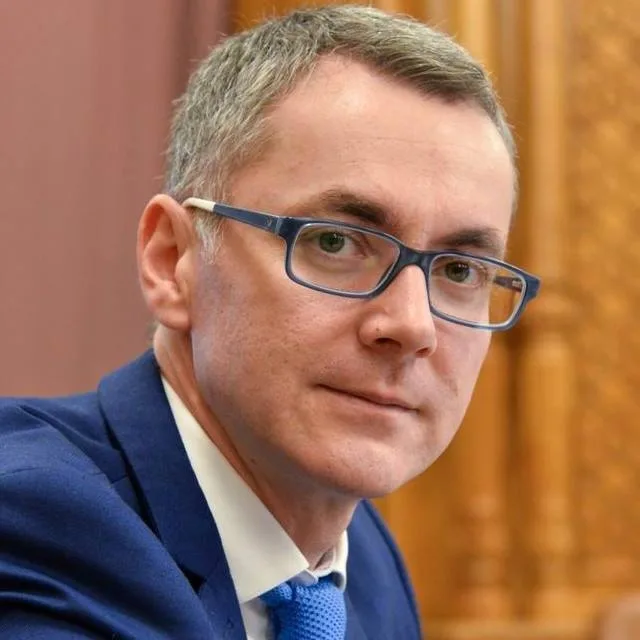 Toată lumea la DNA!