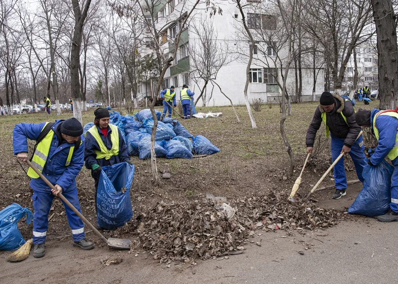 Serviciul public gălățean Ecosal a început curățenia de primăvară în cartiere