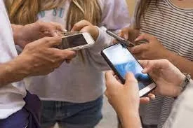 Rețelele de socializare pot afecta sănătatea mintală a adolescenților!
