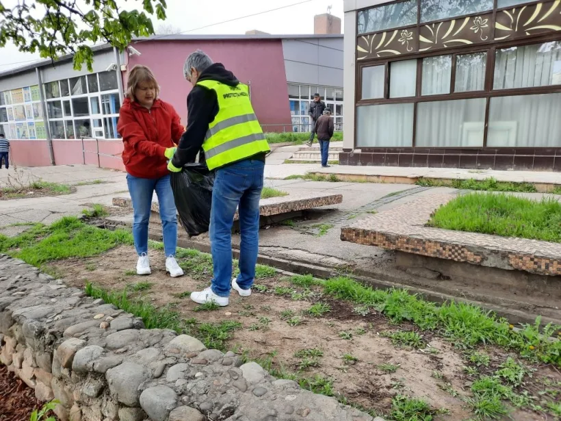 Împrejurimile sediului Agenției pentru Protecția Mediului Galați, ecologizate de angajații instituției