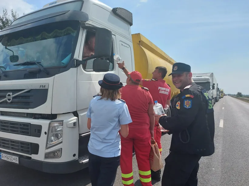 Apă și sandvișuri pentru șoferii camioanelor care așteaptă să treacă frontiera de la Galați
