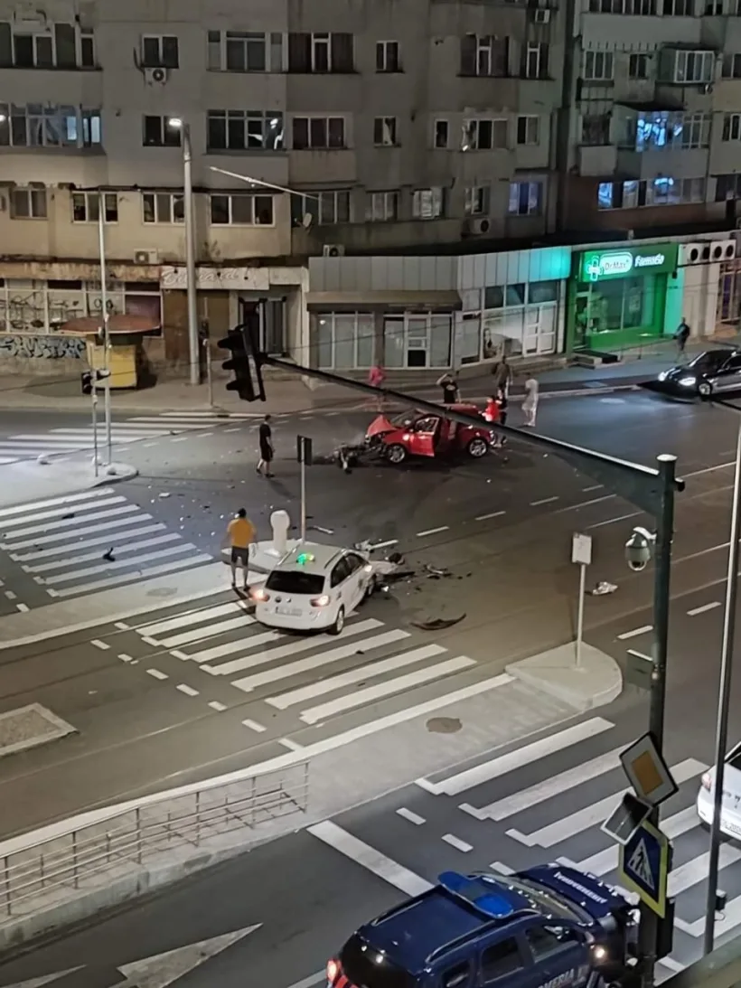 O șoferiță de 19 ani a băgat în spital un taximetrist din Galați
